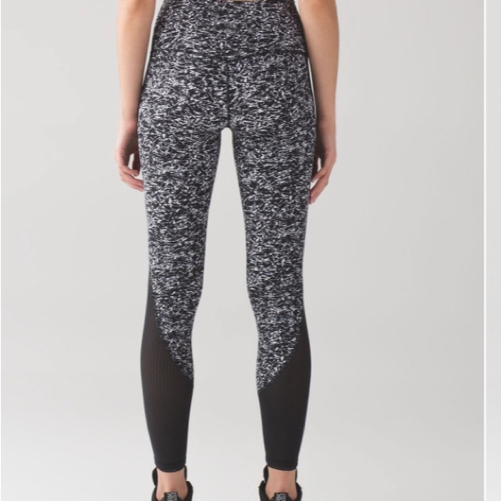 Lululemon Deep Breath Tight
Iced Wave White Black